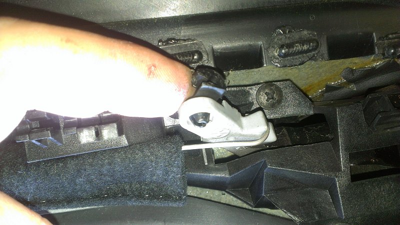 Porsche Boxster - Re-attach Latch Cable
